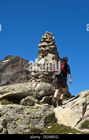 Wanderer auf einem Steinhaufen auf dem Wanderweg Stockfoto