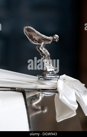 Spirit of Ecstasy Maskottchen auf Oldtimer Rolls-Royce Hochzeit Stockfoto