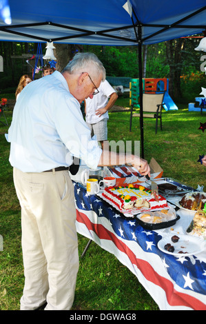 Familie Geburtstag Feier Party - älterer Mann immer ein Stück Kuchen Stockfoto