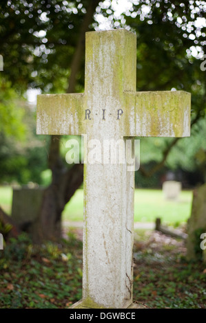 RIP, geschrieben auf einem Grabstein in Form eines Kreuzes auf einem Friedhof Stockfoto