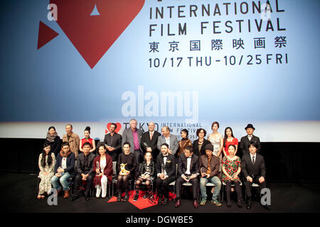 Tokio, Japan. 25. Oktober 2013. Preisträger des 26. Tokyo International Film Festival posieren für die Kameras bei der Abschlusszeremonie in Roppongi Hills in Tokio, Japan, 25. Oktober 2013. © Aflo Co. Ltd./Alamy Live-Nachrichten Stockfoto