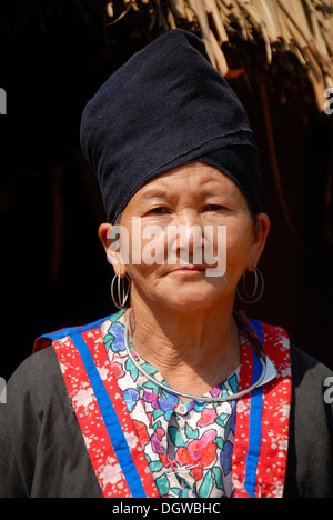 Porträt, Frau der Volksgruppe der Hmong, bunte Tracht, schwarze Kopfbedeckung, Ban Tan, Phou Den Din National geschützt. Stockfoto