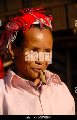 Porträt, Frau von der ethnischen Gruppe der Lao Seng Rauchen einer Zigarre, bunte Kopftuch, Ban Sopkang, Phou Den Din National geschützt. Stockfoto