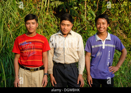 Porträt von drei freundlich suchen junge Männer der ethnischen Gruppe der Tai Lue im Dschungel in der Nähe von Ban Sopkang, Phou Den Din National Stockfoto