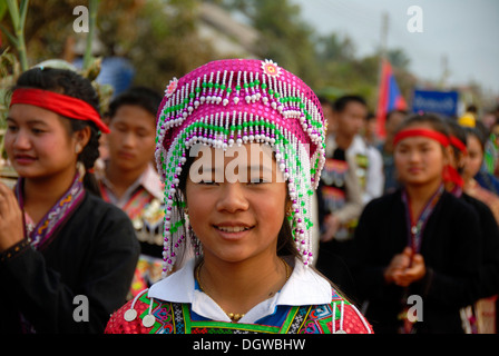 Porträt eines lächelnden Mädchens der Volksgruppe der Hmong in traditioneller Kleidung und bunten Kopfschmuck, Elephant Festival Parade Stockfoto