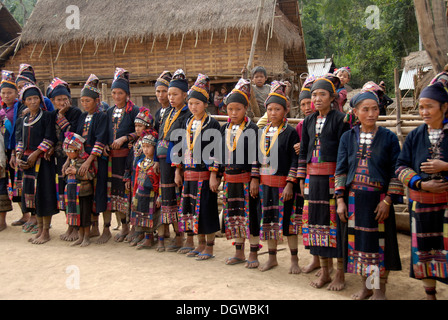 Frauen die Akha Loma ethnische Gruppe stehen hintereinander tragen traditionelle Kleidung in einem Dorf, Bezirk Muang Mai Stockfoto