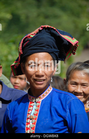 Bildnis einer Frau von der ethnischen Gruppe der Tai Dam tragen traditionelle Kleidung, blaue Bluse und Indigo gefärbten Kopfschmuck Stockfoto