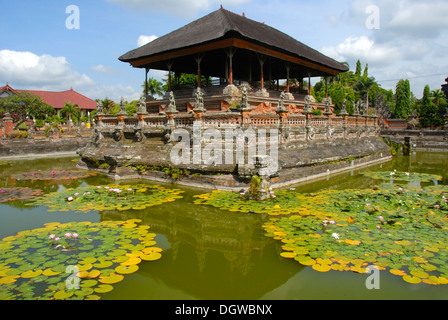 Königspalast, Teich mit Seerosen, schwimmende Pavillon Bale Kambang, Palast Taman Gili, Klungkung, Semarapura, Bali, Indonesien Stockfoto