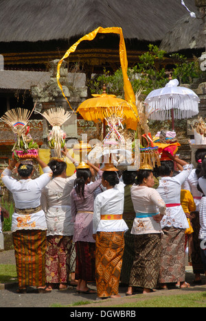 Bali-Hinduismus, Gläubige, Frauen, gekleidet in festliche Kleidung tragen Angebote auf ihren Köpfen, Pura Ulun Danu Bratan Tempel Stockfoto