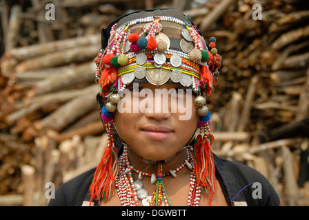 Porträt eines Mädchens von der ethnischen Gruppe der Akha Eupa tragen Tracht und Kopfschmuck mit bunten Pompons und Silber Stockfoto