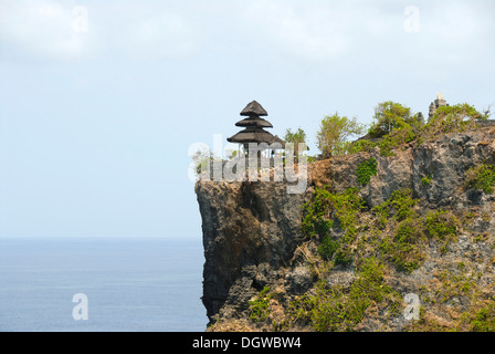 Balinesischen Hinduismus, Heiligtum auf einer Klippe hoch über dem Meer, balinesischen Pagode, Pura Luhur Uluwatu Tempel Halbinsel Bukit, Bali Stockfoto