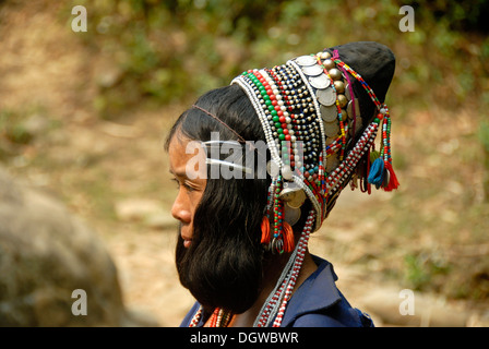 Profilbildnis einer Frau von der ethnischen Gruppe der Akha Eupa tragen traditionelle Kleidung und einen kunstvoll verzierten Hut mit Stockfoto