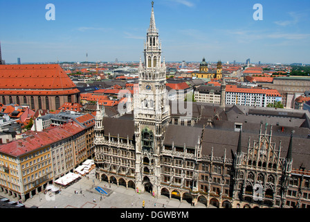 Blick vom "Alter Peter" tower, St. Peter, quadratische Marienplatz, neues Rathaus, Neo-Gotik, Stadtzentrum Stockfoto