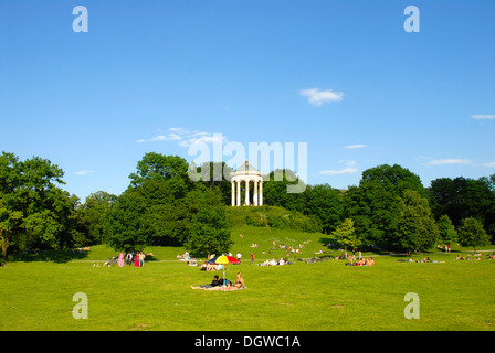 Englischer Garten, Park, Liegewiese und Monopteros-Tempel, Freizeit, München, Hauptstadt, Bayern, Oberbayern Stockfoto