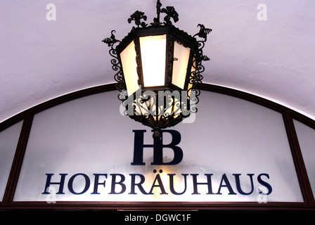 Laterne über dem Eingang zum Hofbrauhaus Taverne, Platzl-Platz, Innenstadt, Altstadt, München, Hauptstadt, Bayern, Oberbayern Stockfoto