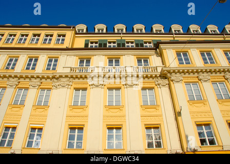 Dallmayr Gebäude, bemalte Fassade in gelben und weißen, Dienerstrasse Straße, historischen Viertel, Innenstadt, Innenstadt, München Stockfoto