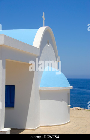 Griechisch orthodoxe Christentum, Kirche von Ayioi Anargyri, Agioi Anargyroi, Kapelle, blaues Meer, Kap Greco, in der Nähe von Ayia Napa Stockfoto