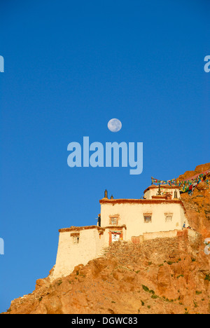 Tibetischer Buddhismus, Kloster auf dem Berg Hänge, Felsen, Chiu Gompa, Vollmond, Gang-Tise-Gebirge, Trans-Himalaya, Himalaya Stockfoto