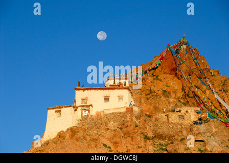 Tibetischer Buddhismus, Kloster auf dem Berg Hänge, Felsen, Chiu Gompa, Vollmond, Gang-Tise-Gebirge, Trans-Himalaya, Himalaya Stockfoto