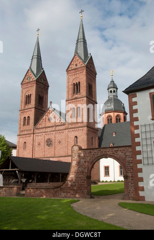 Neoromanische Westfassade, Basilika St. Marcellinus und Petrus, ehemaligen Benediktinerkloster, Seligenstadt, Hessen Stockfoto