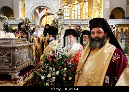 Thessaloniki, Griechenland. 26. Oktober 2013. Eine Zeremonie fand in der Kirche St. Demetrius zu Ehren der Schutzheiligen von Thessaloniki und feiern für die 101 Jahre seit der Befreiung der Stadt des Osmanischen Reiches. Griechisch-Präsidenten, Karolos Papoulias, stellvertretender Ministerpräsident und Minister für auswärtige Angelegenheiten Evangelos Venizelos und ökumenischen Patriarchen Bartholomäus besuchte.  Thessaloniki, Griechenland am 26. Oktober 2013 Credit: Konstantinos Tsakalidis/Alamy Live-Nachrichten Stockfoto