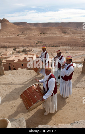 Berber Musikgruppe in Kostümen, Trommeln und Trompeten, Speicherburg, Süd-Tunesien, Tunesien, Maghreb, Nordafrika, Afrika Stockfoto