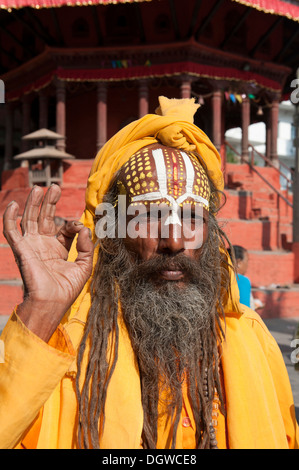 Portrait, Heiliger Segen mit seiner Hand, Mudra, Sadhu, bunt bemalt, Stirn, orange Kleid, Bart, Hinduismus, Makkan Tole Stockfoto