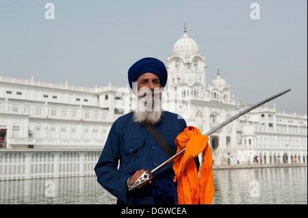 Hüterin der Sikh hält eine Lanze trug einen Turban und ein Bär, Sikhismus, Heiligen goldenen Tempel von Amritsar, Hari Mandir Stockfoto