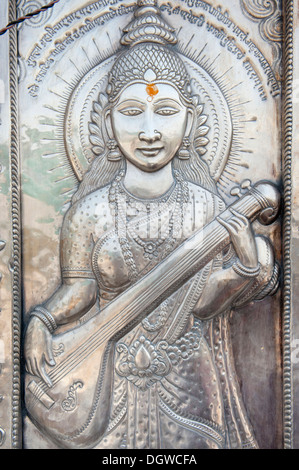 Hinduismus, verziert Silber, Göttin Saraswati hält ein Musikinstrument, Göttin der Weisheit und des Lernens Stockfoto