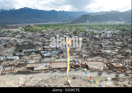 Blick über die historische Stadt Leh und das Indus-Tal des Indus, buddhistischen Flagge, Distrikt Ladakh, Jammu und Kaschmir Stockfoto