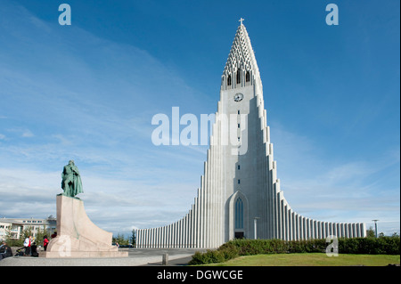 Statue von Leif Ericson, Leifur Eiríksson vor der hohe Kirchturm der Pfarrkirche Lutheraner Hallgrímskirkja Stockfoto