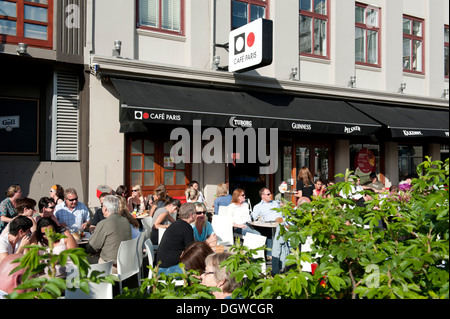 Menschen sitzen vor dem Cafe Paris, Reykjavík, Ísland, Island, Skandinavien, Nordeuropa, Europa Stockfoto