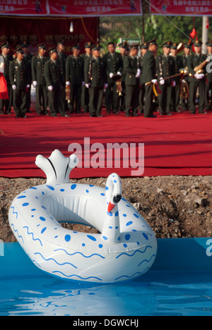 Militärkapelle der Armee hinter einem schwanenförmigen Schlauchboot Festival in Jiangcheng, Pu'er Stadt, Yunnan Province Stockfoto