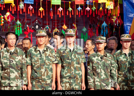 Sicherheit, Armee, Soldaten in Uniform, Festival in Jiangcheng, Pu'er Stadt, Yunnan Provinz, Volksrepublik China Stockfoto