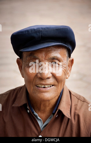 Porträt, chinesische Mann trägt einen Mao Mütze, Jiangcheng, Pu'er Stadt, Yunnan Province, Volksrepublik China, Südostasien Stockfoto