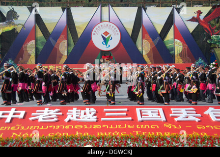 Tanz-Performance von ethnischen Minderheiten während eines Festivals, Jiangcheng, Pu'er Stadt, Yunnan Provinz, Volksrepublik China Stockfoto