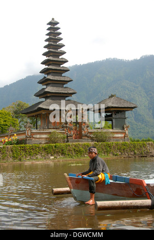 Fisher-junge sitzen in einem Boot, balinesischen Pagode, Pura Ulun Danu Bratan Tempel Bratan-See, Bedugul, Bali, Indonesien Stockfoto