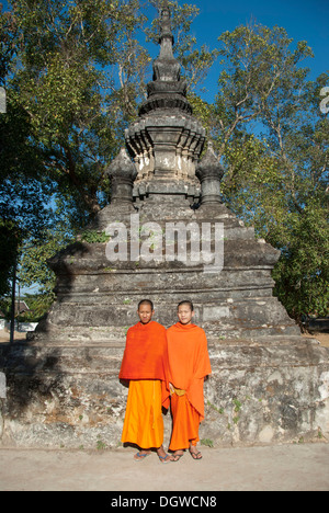 Zwei Mönche in orangefarbenen Gewändern vor einem Stupa, Novizen, MwSt Aham, Wat Luang Prabang Provinz, Laos, Südostasien, Asien Stockfoto