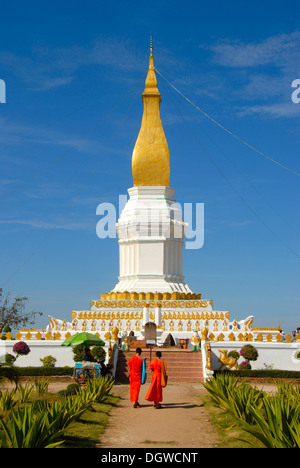 Theravada-Buddhismus, zwei Mönche in Orange Gewänder, dass Sikhottabong goldene Stupa, Thakek, Khammuan Provinz Khammuan, Laos Stockfoto