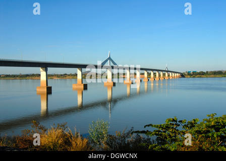 Zweite Thai-Lao Friendship Bridge, Brücke über den Mekong nach Thailand in die Provinz Savannakhet, Laos Mukdahan Stockfoto