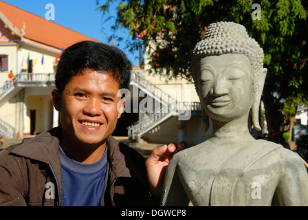 Theravada-Buddhismus, Porträt, Steinmetz, Buddha-Statue, Wat Xayaphoum Tempel, Savannakhet, Laos, Südostasien, Asien Stockfoto