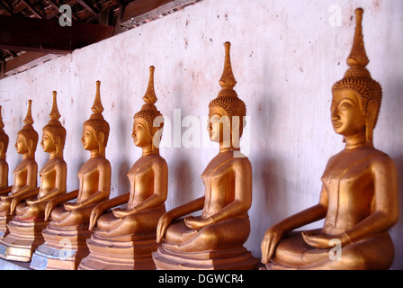 Theravada-Buddhismus, Meditation, Zeile aus Bronze Buddha-Statuen, Tempel, dass Ing hängen Stupa, in Savannakhet, Laos, Südostasien Stockfoto