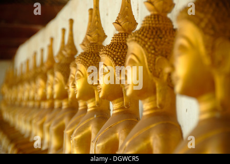 Theravada-Buddhismus, Meditation, Zeile des goldenen Buddha-Statuen, Tempel, dass Ing hängen Stupa in Savannakhet, Laos, Südostasien Stockfoto