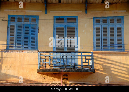 Französische Kolonial Periode Fassade mit kleinem Balkon, Fenster mit Fensterläden, Thakhek, Khammuan Provinz Khammuan, Laos Stockfoto