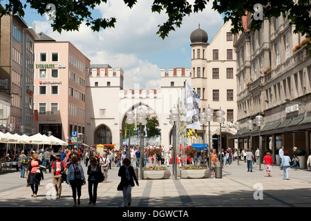 Fußgängerzone, Karlstor Tor, westlichen Ende der Neuhauser Straße-Straße mit Blick auf den Platz, Stachus Karlsplatz Quadrat Stockfoto