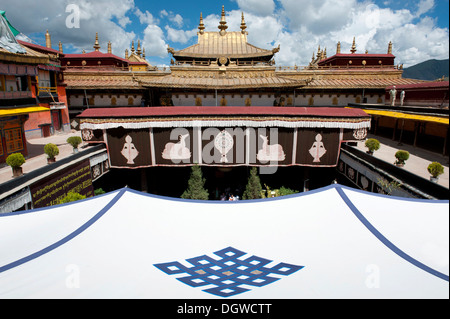 Tibetischen Buddhismus, Zeltdach mit einem endlosen Knoten Emblem, Jokhang-Tempel, Lhasa, Ue-Tsang, Zentral-Tibet, Tibet autonome Region Stockfoto