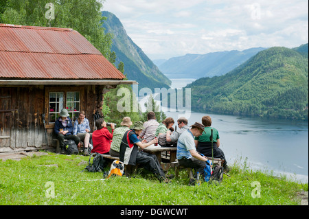 Wandern, trekking-Gruppe, mit einer Pause, Bandak See, Rui Alp in der Nähe von Dalen, Telemark, Norwegen, Skandinavien, Nordeuropa, Europa Stockfoto