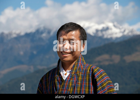 Mann, Lächeln, Porträt, trägt Tracht Gho, karierten Stoff, Himalaya, Bhutan, Südasien, Asien Stockfoto