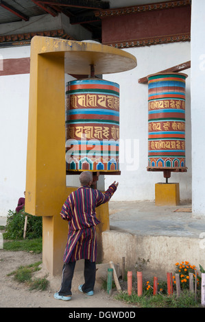 Tibetischen Buddhismus, Gläubige Spinnen eine große moderne Gebetsmühle, Thimphu, das Himalaya Königreich Bhutan, Südasien, Asien Stockfoto