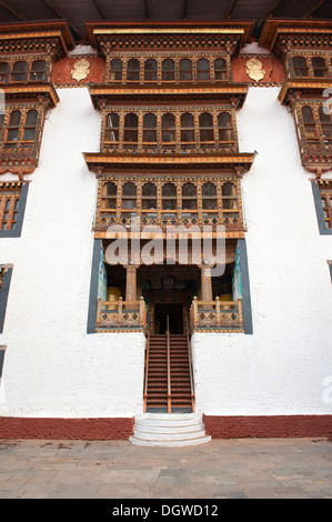 Tibetischer Buddhismus, Kloster-Festung, steile Treppe, verzierten Holzfenster Dzong, Punakha, Himalaya-Königreich Bhutan Stockfoto